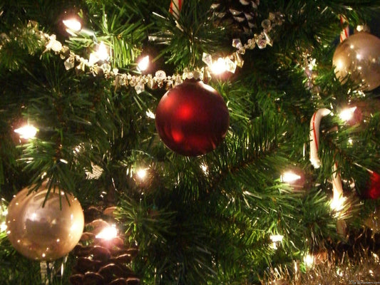 How to Decorate a Christmas Tree