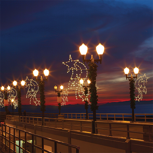 8' Falling Stars LED pole mount with sturdy metal frame and 110 warm-white C7 bulbs for outdoor lamppost displays