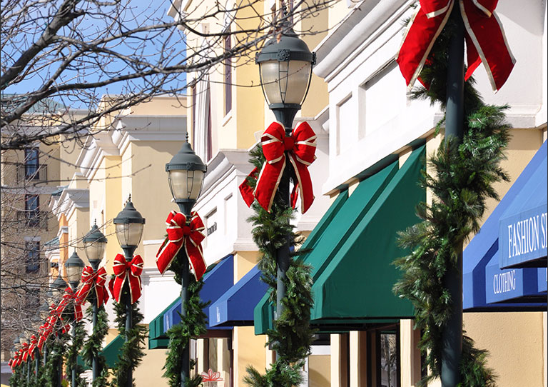 Outdoor Shopping Center Garland Pole Wraps with Bows