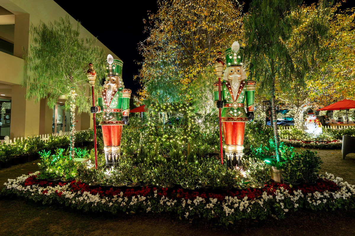 253.5 lb solid holiday statue, 288 lb shipping weight listed