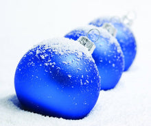 Artificial Snow Scatter Flakes, polyester matte-finish 3/8-inch flakes for indoor displays; fire-retardant