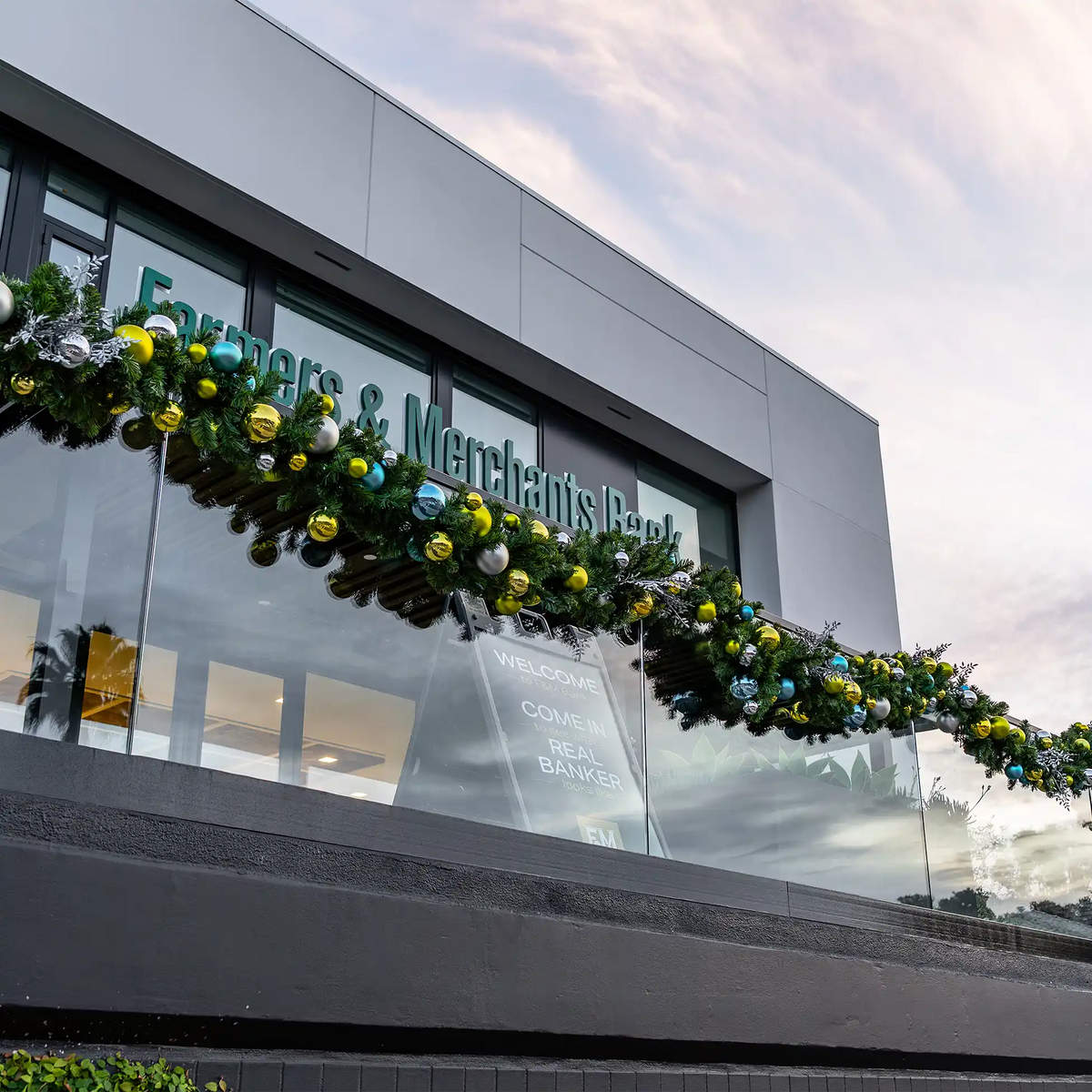 Mountain pine foliage with turquoise, apple green and silver ornaments plus silver ivy accents, 150 warm-white LED minis