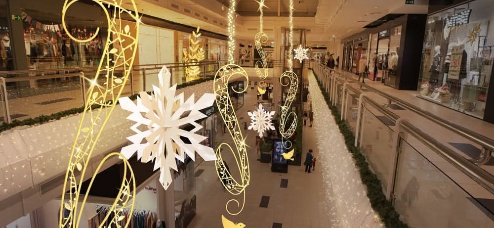 9.8'L x 2.2'H lit arabesque scroll accent with 105 warm white mini lights and 20% twinkle for interior displays.